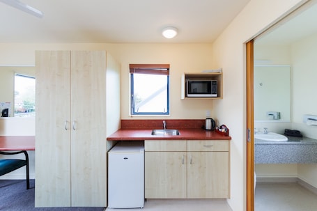 Premium bedding, desk, laptop workspace, blackout drapes. Bella Vista - Palmerston North