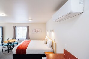Premium bedding, desk, laptop workspace, blackout drapes - Bella Vista - Palmerston North (Palmerston North)