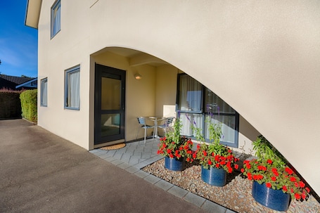 Economy Studio, Non Smoking (Compact Queen Studio) | Terrace/patio. Bella Vista - Palmerston North