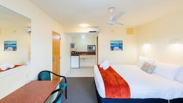 Standard Room, Non Smoking, Kitchenette (Queen Access Studio)