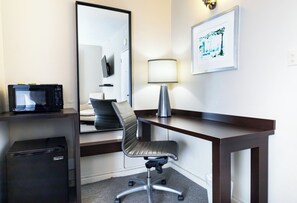 Deluxe Room | Desk, laptop workspace, blackout drapes, iron/ironing board - Villa Verde Inn (Carolina)