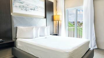 Quarto luxo | Escrivaninha, espaço de trabalho para notebook, cortinas blackout