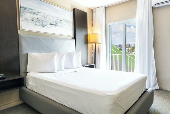 Deluxe Room | Desk, laptop workspace, blackout drapes, iron/ironing board - Villa Verde Inn (Carolina)