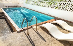 Outdoor pool, open 9:00 AM to 9:00 PM, pool umbrellas, sun loungers - Villa Verde Inn (Carolina)