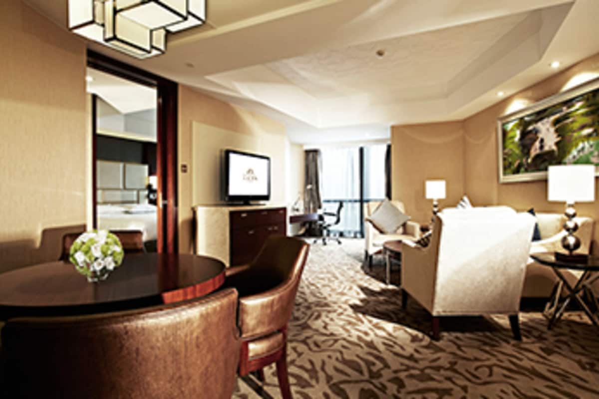 Business-suite | Een minibar, een kluis op de kamer, een bureau, verduisterende gordijnen