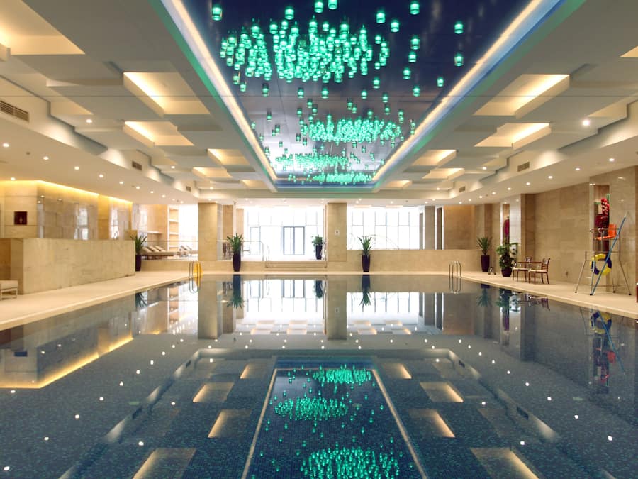 Una piscina cubierta
