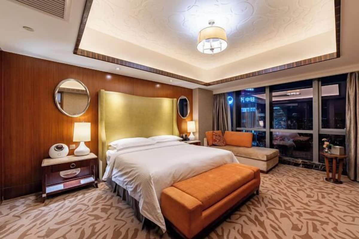 Een minibar, een kluis op de kamer, een bureau, verduisterende gordijnen
