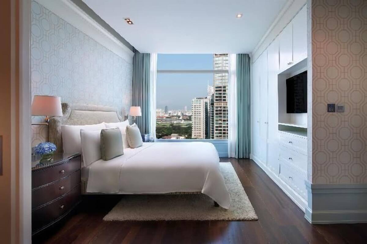 Minibar, in-room safe, laptop workspace, blackout curtains