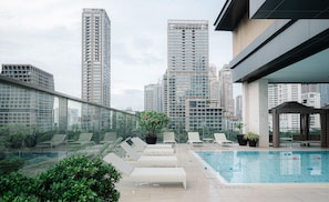 Outdoor pool, free cabanas, sun loungers