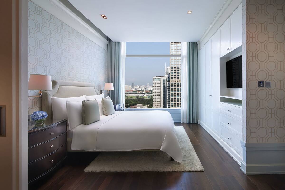 Minibar, in-room safe, laptop workspace, blackout curtains