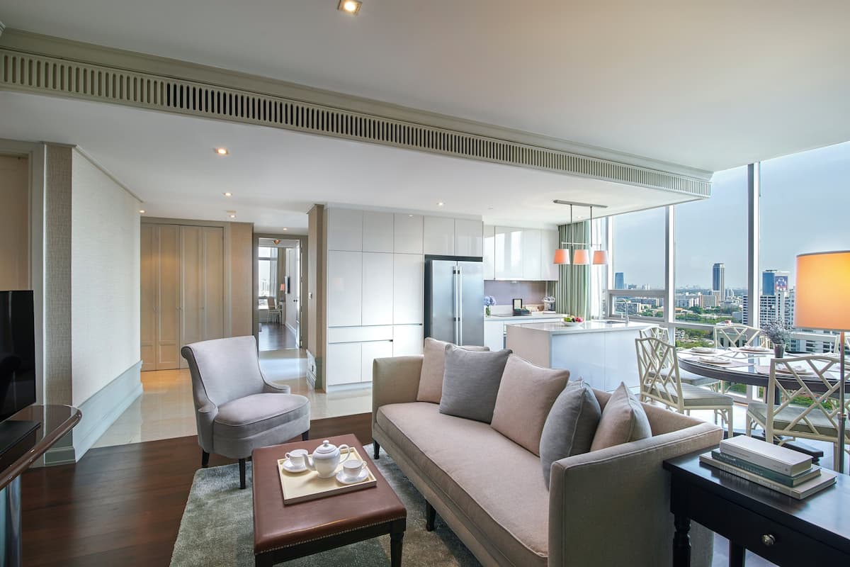 Minibar, in-room safe, laptop workspace, blackout curtains