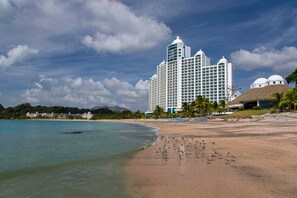 Playa privada, camastros, sombrillas y toallas de playa 