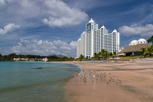 Playa privada, sillas reclinables de playa, sombrillas, toallas de playa