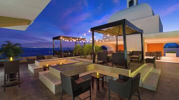 2 Bars/Lounges, 2 Poolbars, Bar im Pool