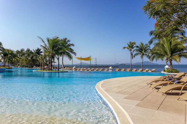 3 outdoor pools, pool umbrellas, sun loungers