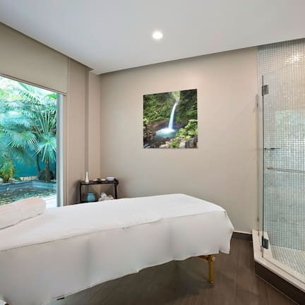 Couples treatment rooms, sauna, steam room, body treatments