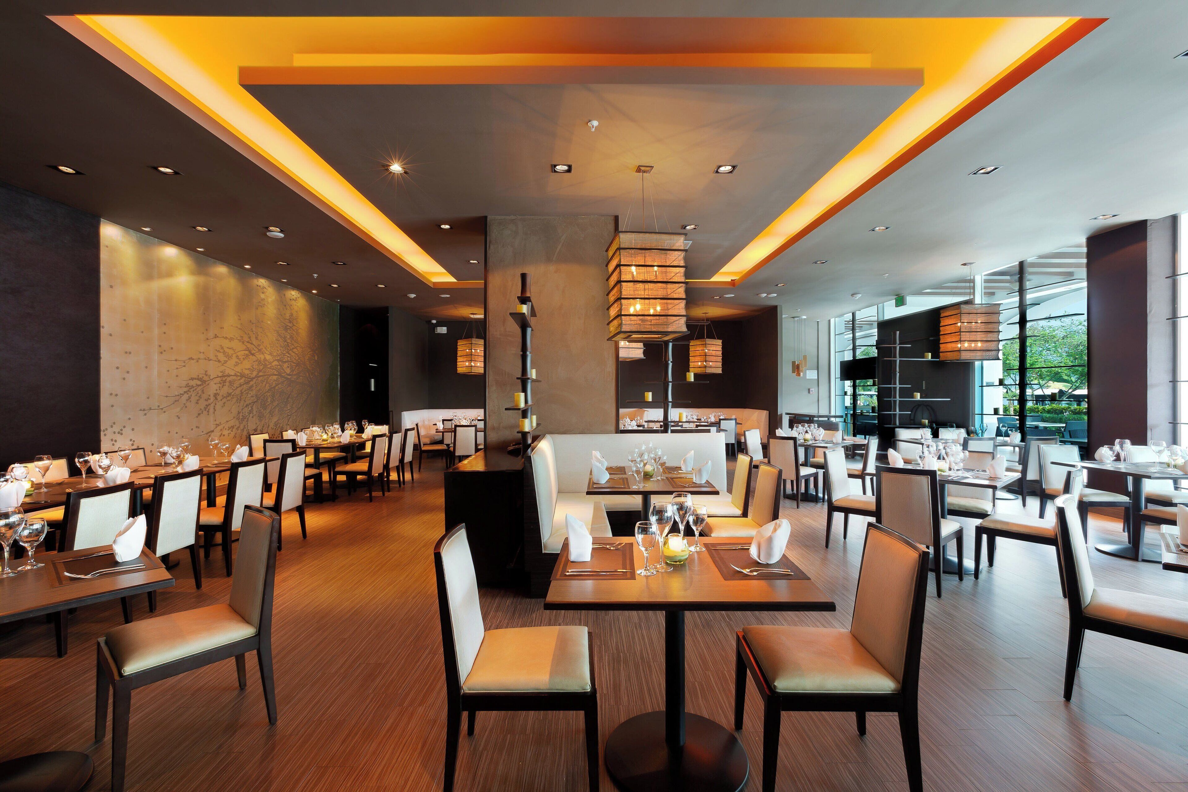 4 restaurants; breakfast, lunch, dinner, and brunch served