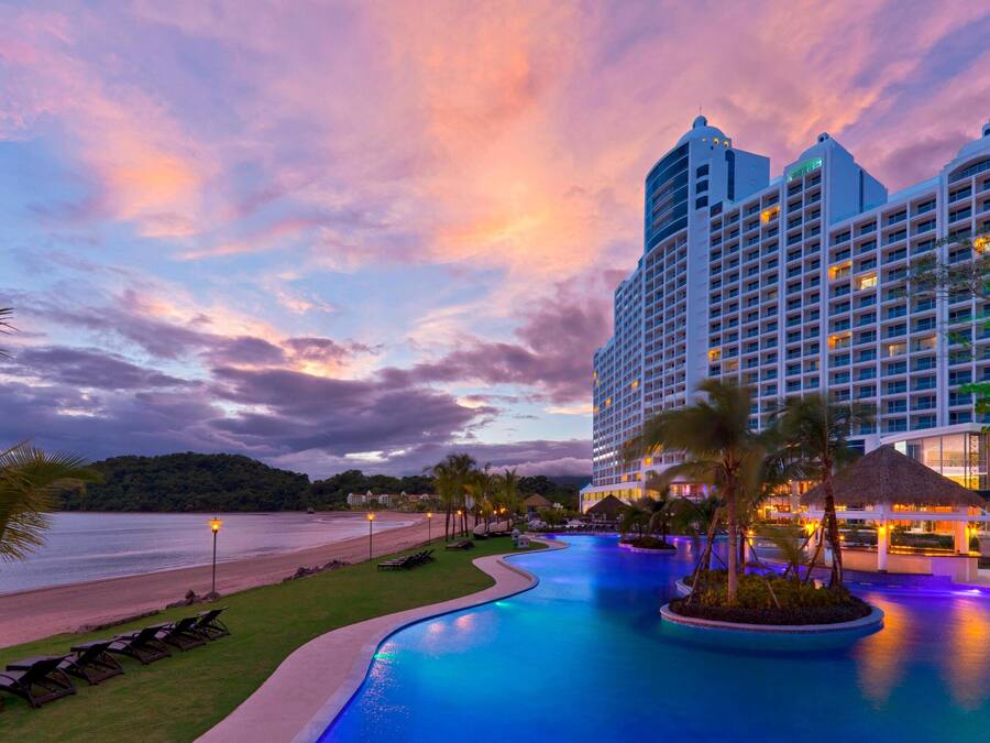 3 ulkouima-allasta, aurinkovarjoja, aurinkotuoleja