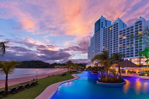 A hotel with a pool, beach, and palm trees. - The Westin Playa Bonita Panama (Veracruz)