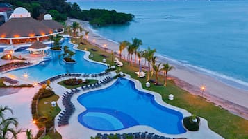 3 piscines extérieures, parasols de plage, chaises longues