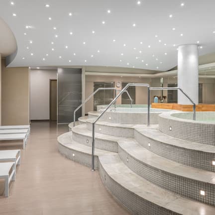 Couples treatment rooms, sauna, steam room, body treatments