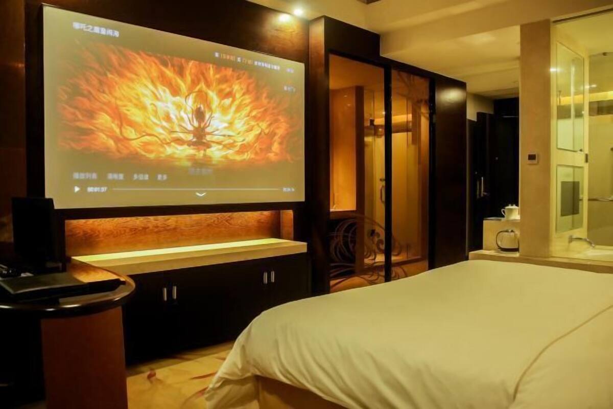 Minibar, in-room safe, alarm clocks