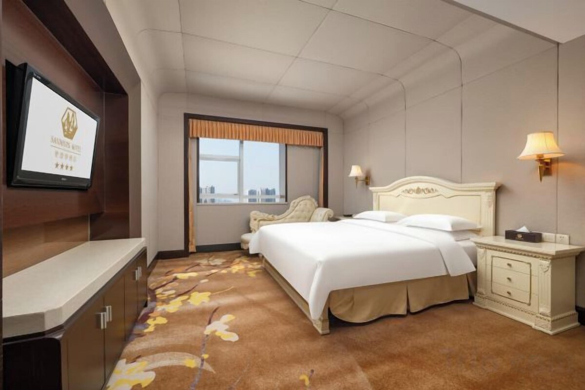 Minibar, in-room safe, alarm clocks