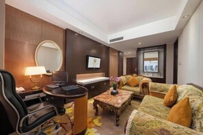 Minibar, coffres-forts dans les chambres, réveils