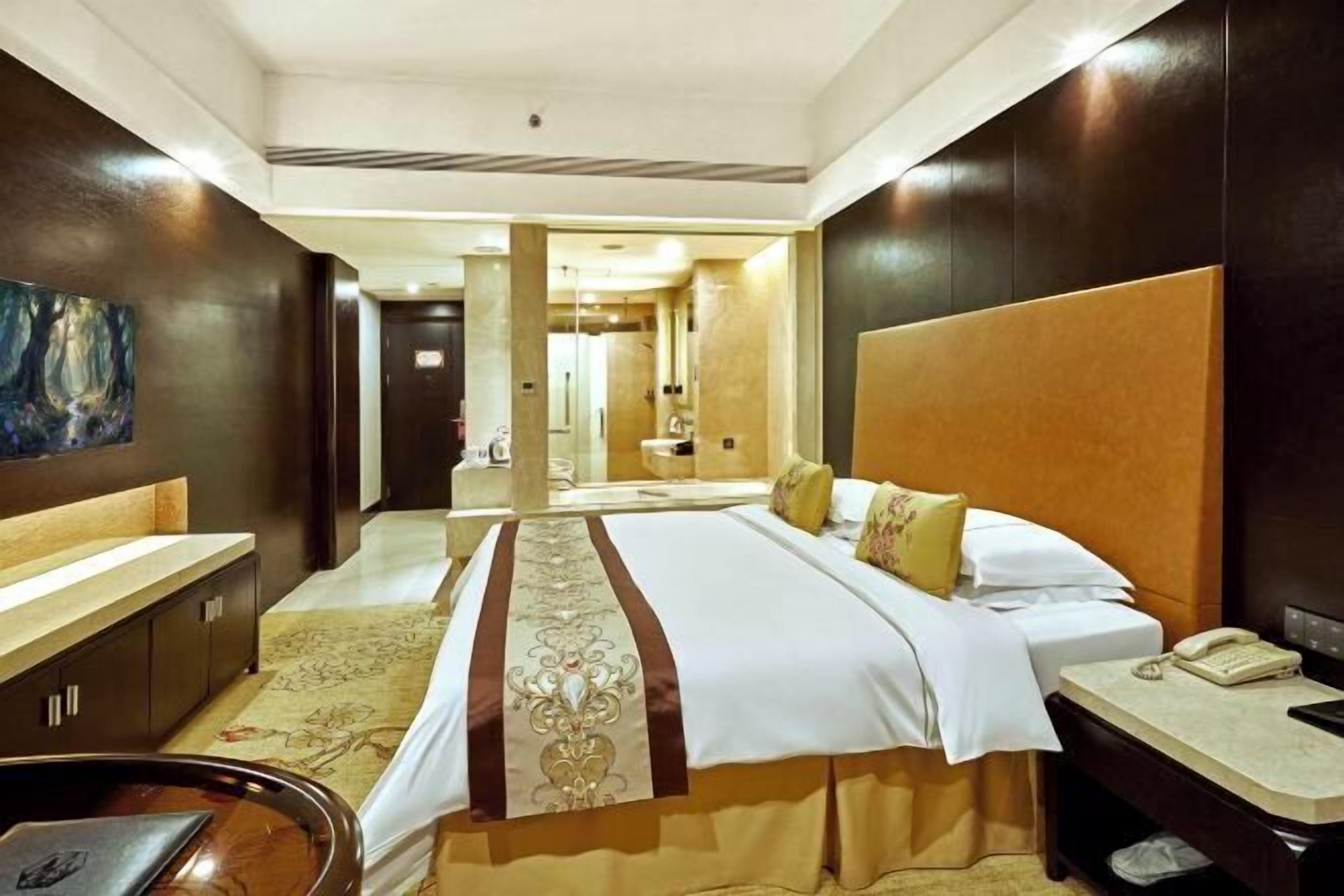 Minibar, caja de seguridad en la habitación y despertador 