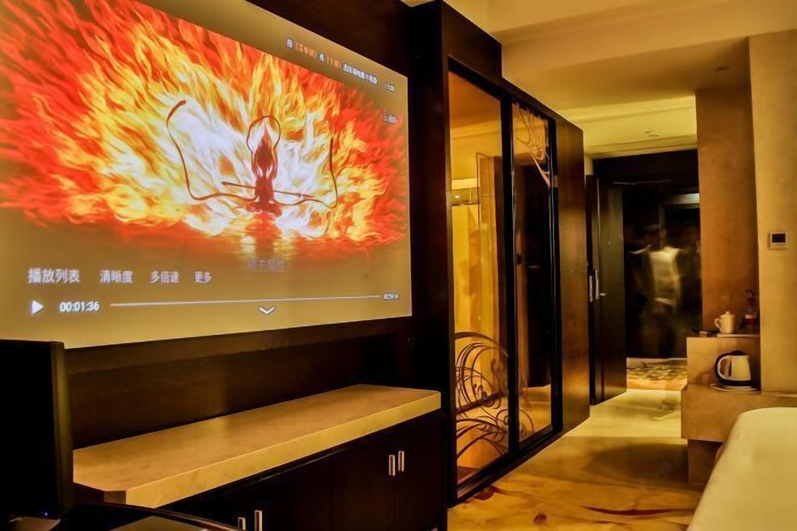 Minibar, caja de seguridad en la habitación y despertador 