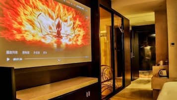 Minibar, caja de seguridad en la habitación y despertador