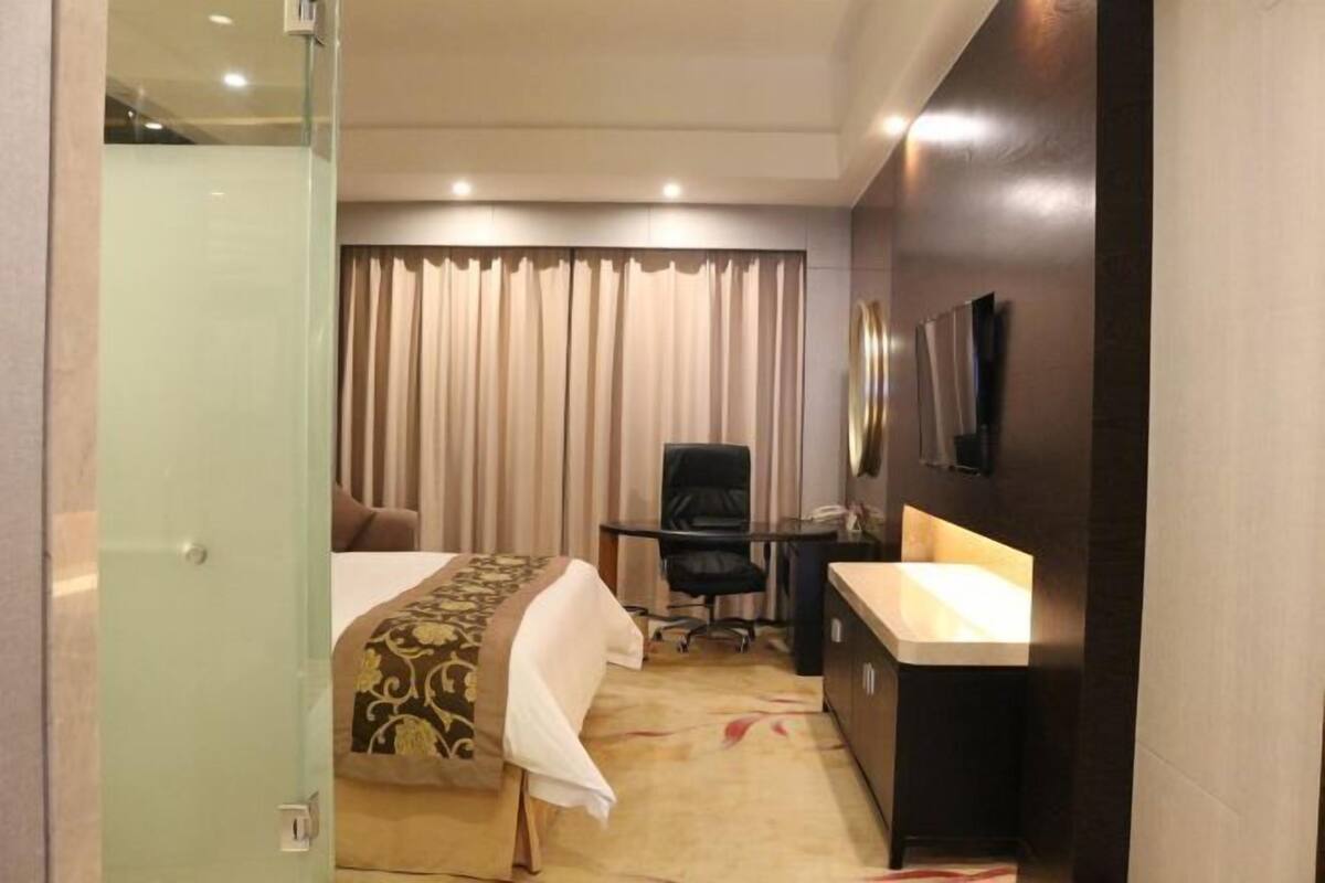 Minibar, in-room safe, alarm clocks