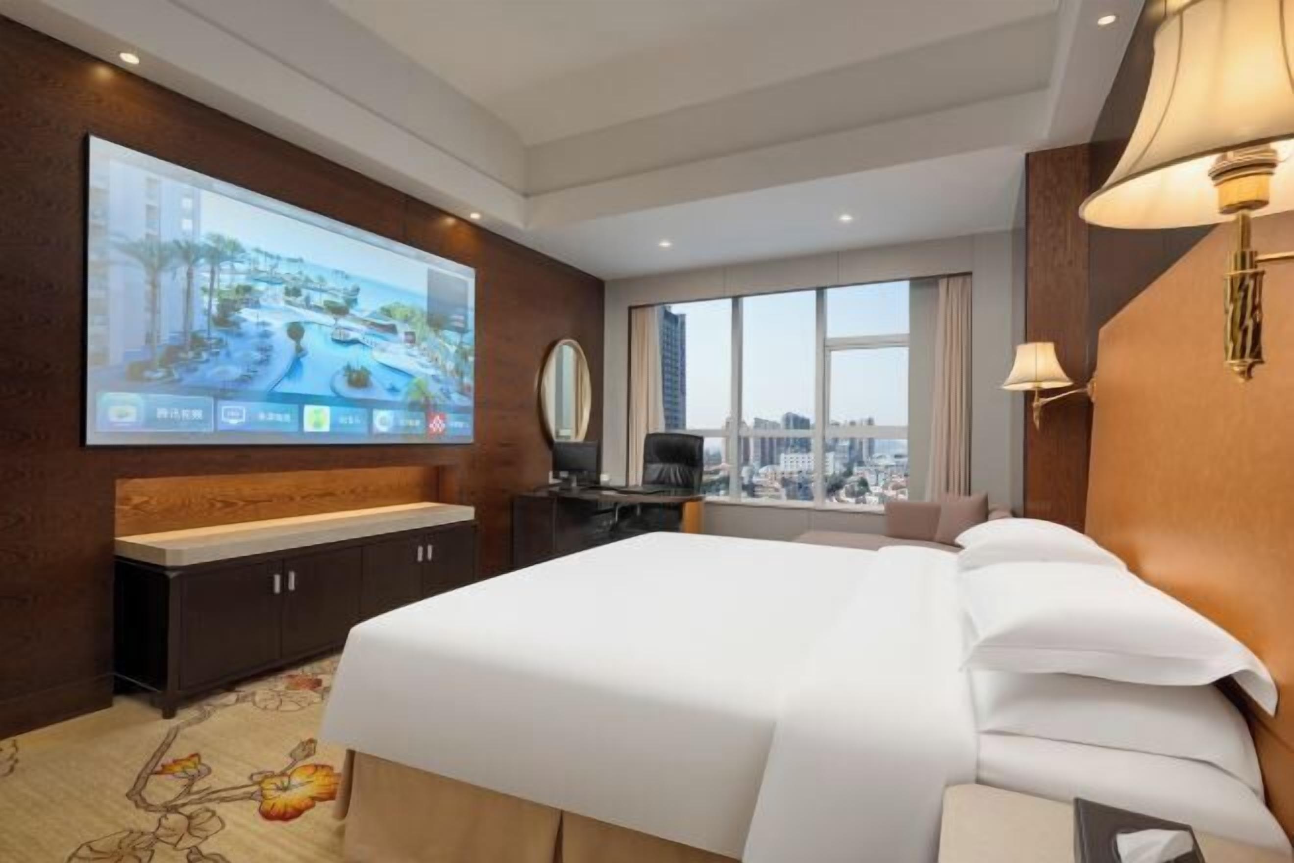 Minibar, in-room safe, alarm clocks