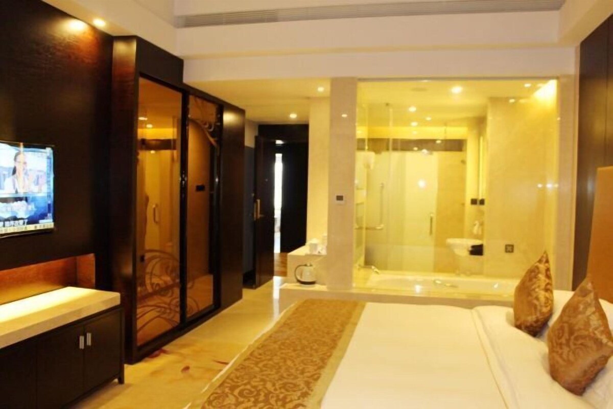 Minibar, in-room safe, alarm clocks