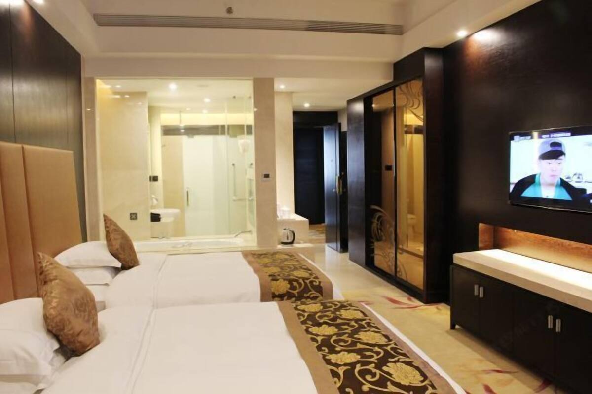 Minibar, in-room safe, alarm clocks