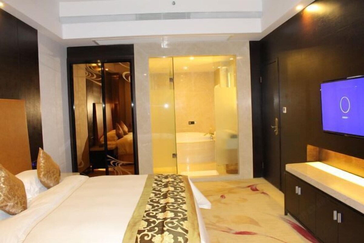Minibar, in-room safe, alarm clocks