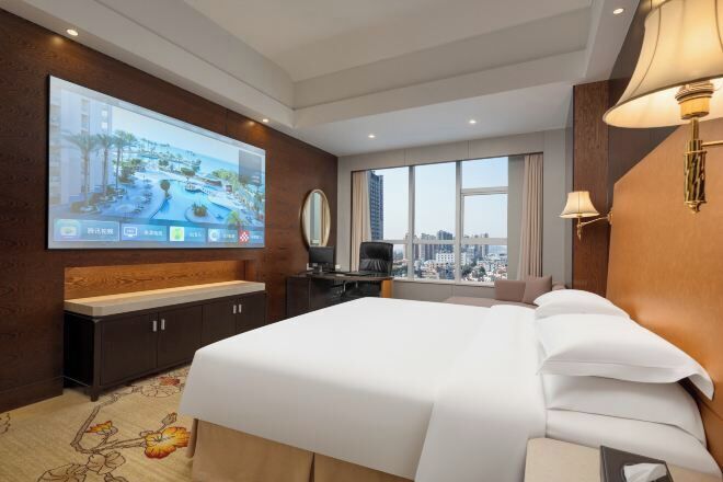 ميني بار وخزنة داخل الغرفة ومُنبهات