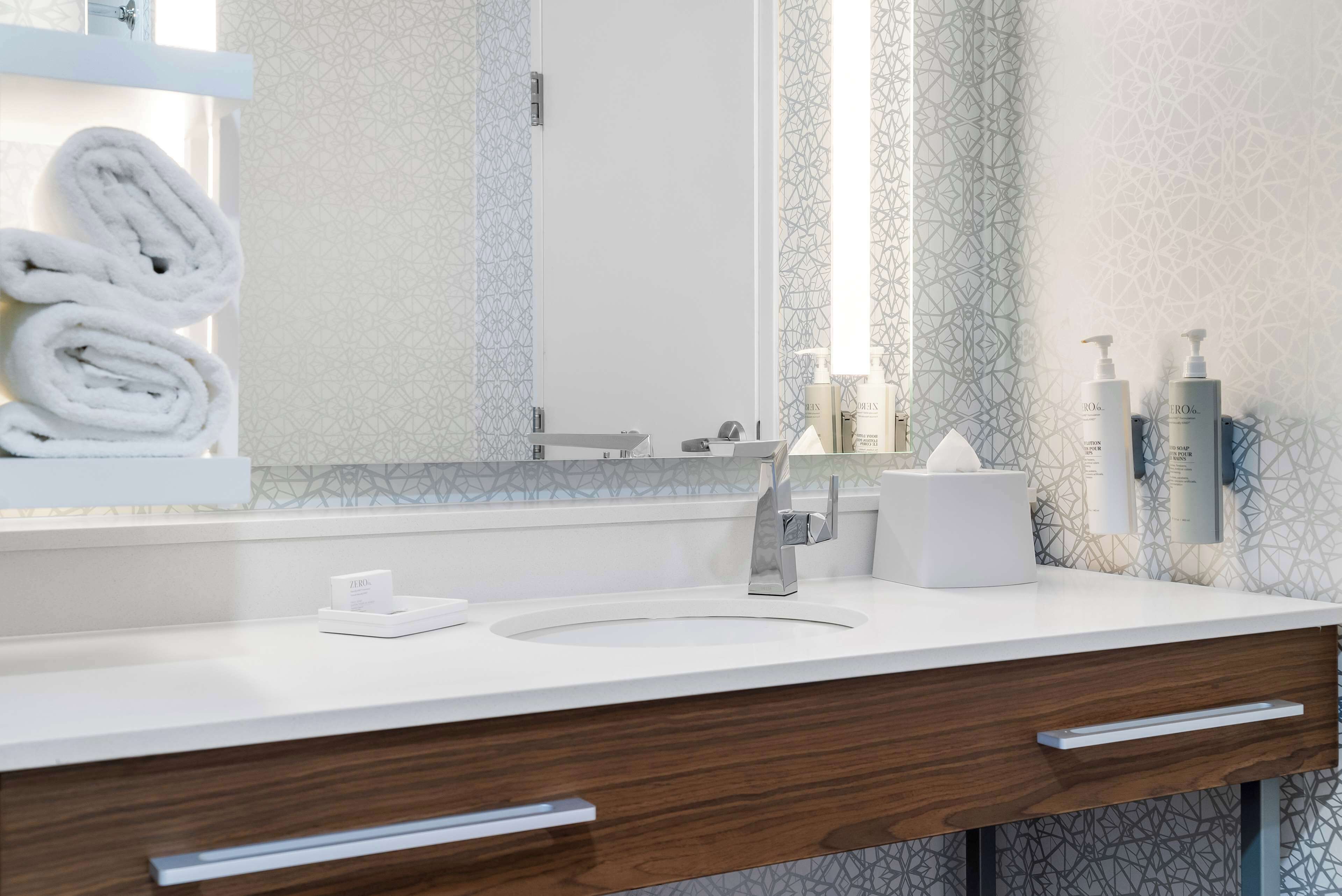 room, 1 king bed, accessible, non smoking | bathroom | hair dryer, towels