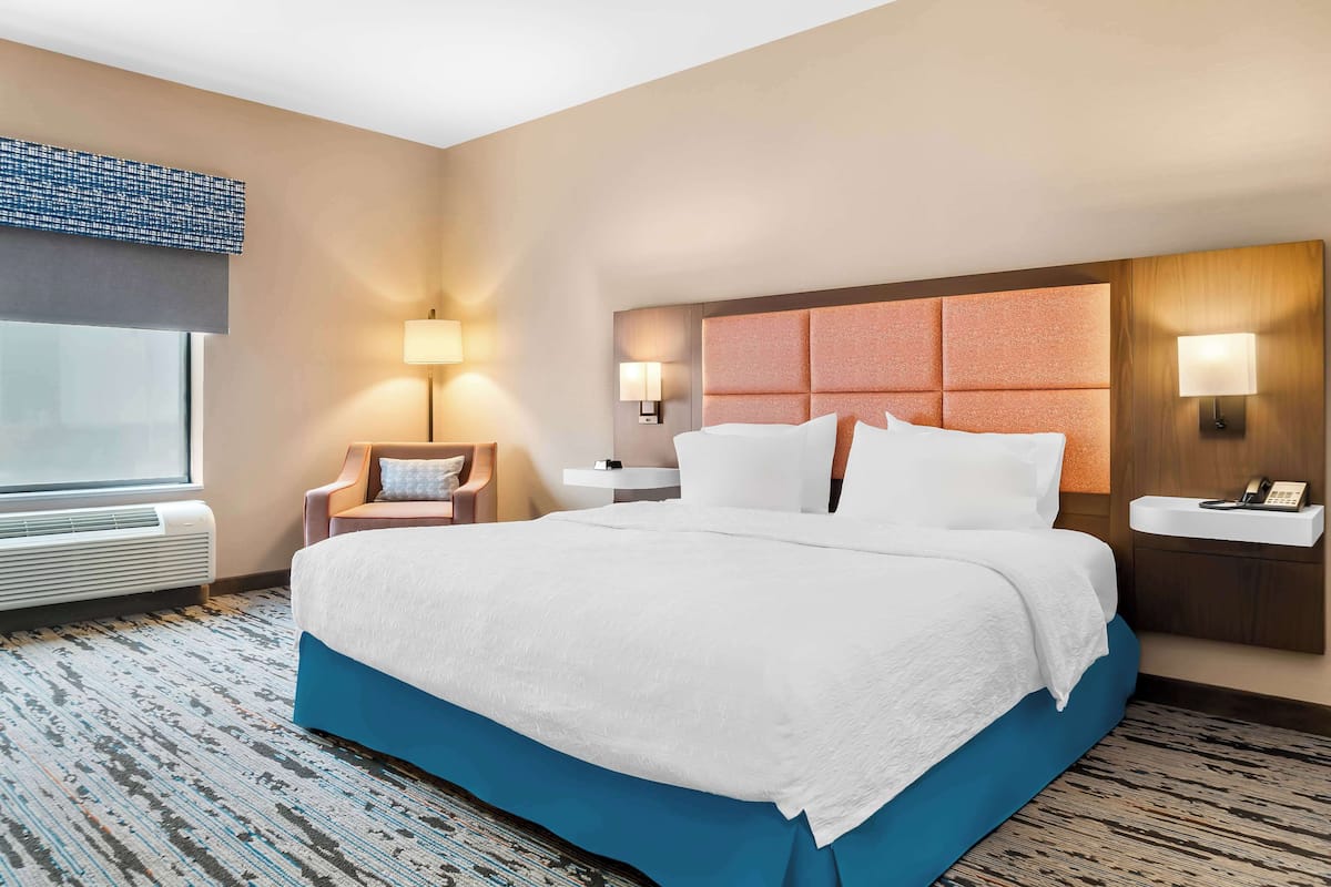 Chambre, 1 très grand lit, accessible aux personnes à mobilité réduite, non-fumeurs | Bureau, fer et planche à repasser, Wi-Fi gratuit, draps fournis