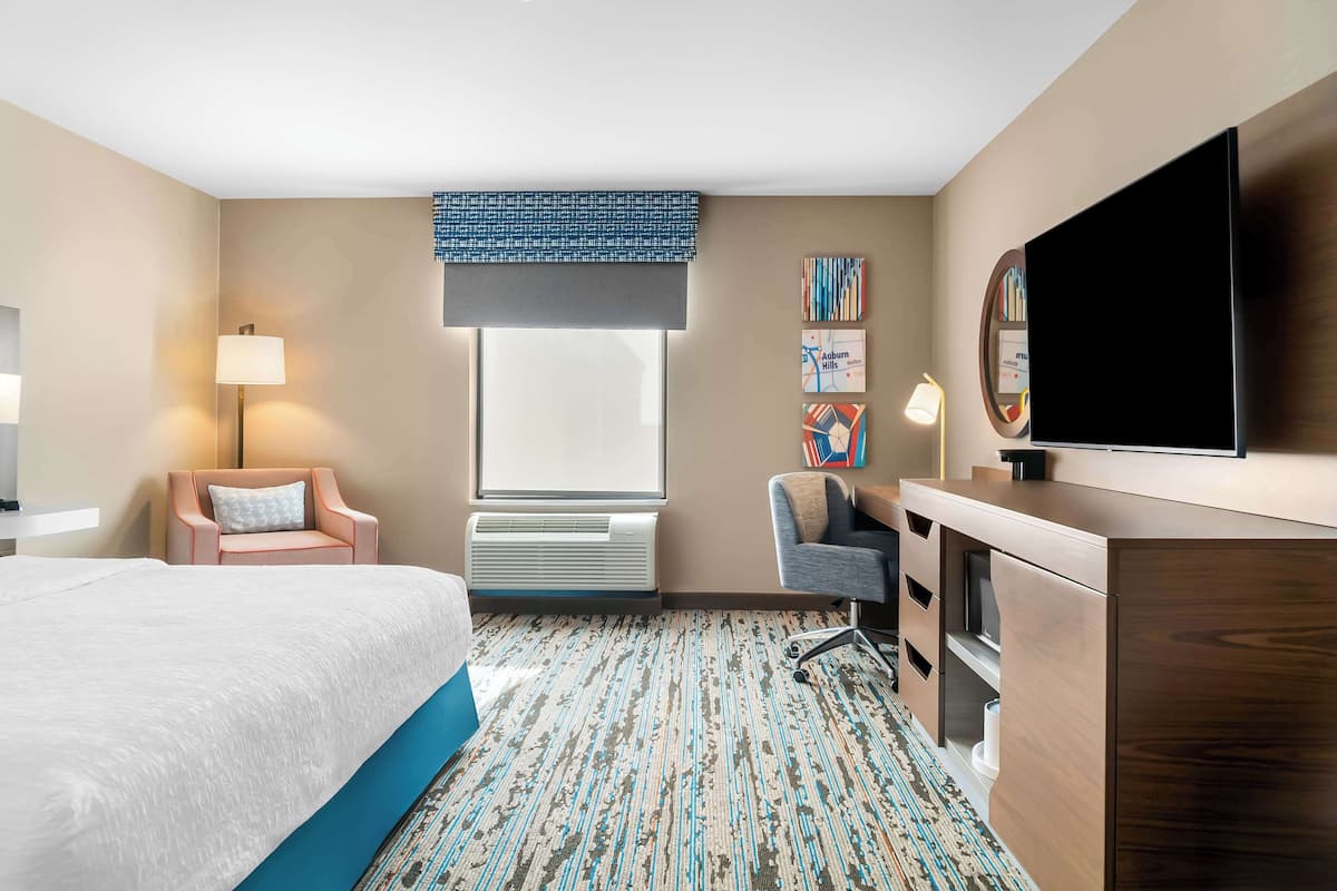Chambre, 1 très grand lit, accessible aux personnes à mobilité réduite, non-fumeurs | Bureau, fer et planche à repasser, Wi-Fi gratuit, draps fournis