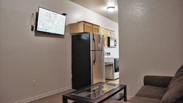 Escritorio, tabla de planchar con plancha, wifi gratis y ropa de cama