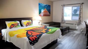 Camera Deluxe, 1 letto king | Una scrivania, ferro/asse da stiro, Wi-Fi gratuito, lenzuola