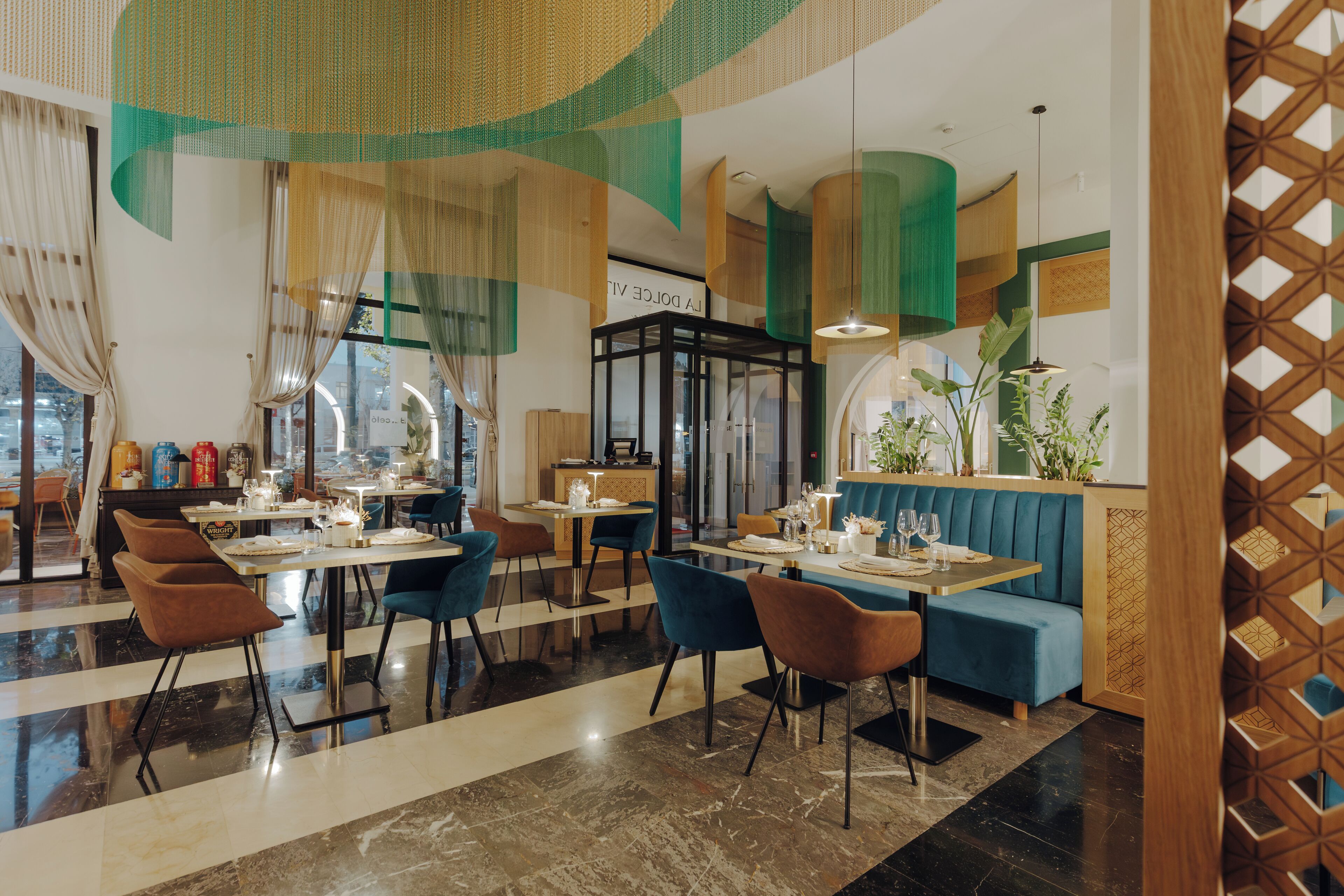 Un interior de restaurante moderno con cabinas, mesas y una zona de bar.