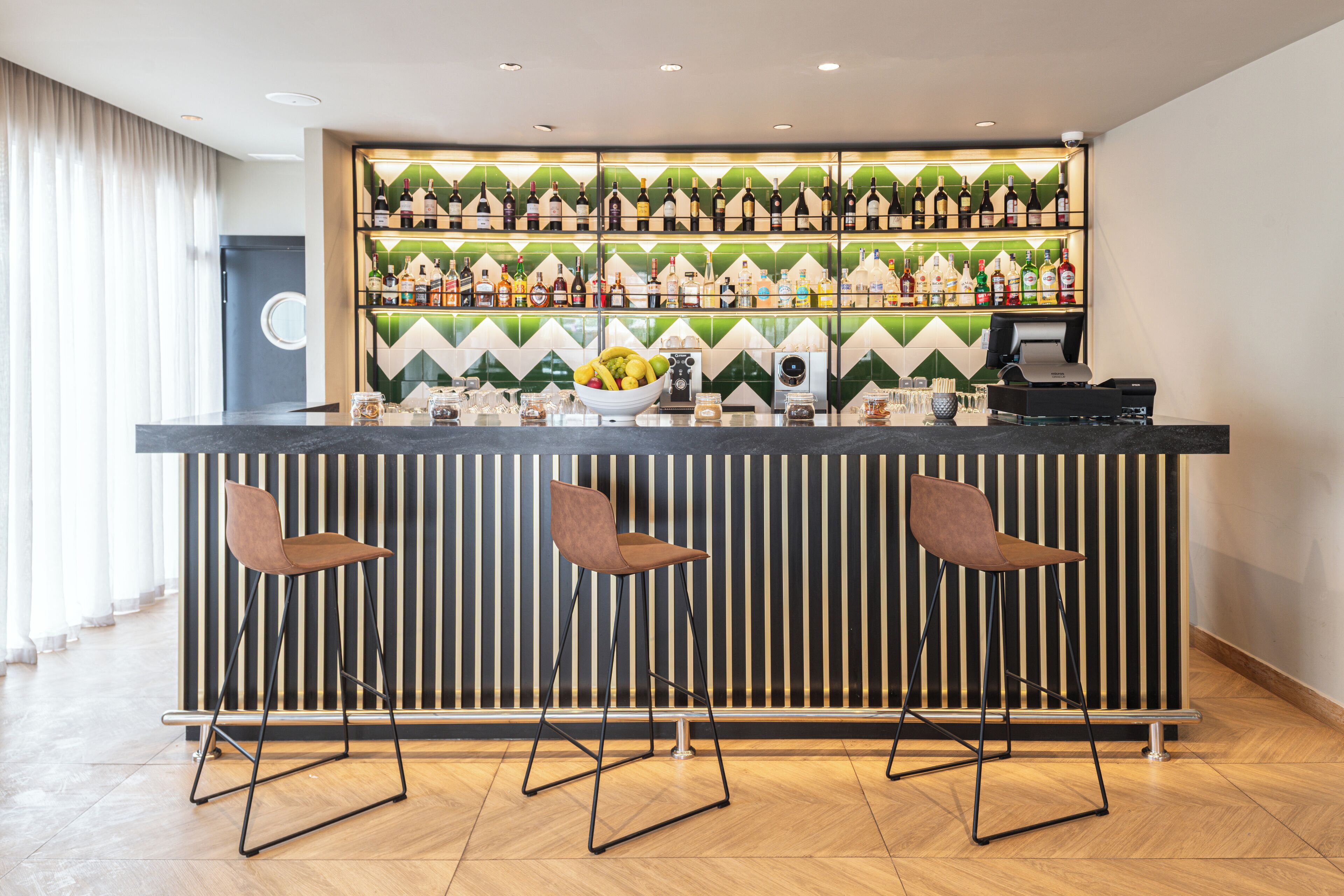 2 bars/lounges, sports bar