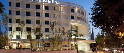 Un edificio moderno con el nombre "Barceló Fès Medina" en letras grandes.