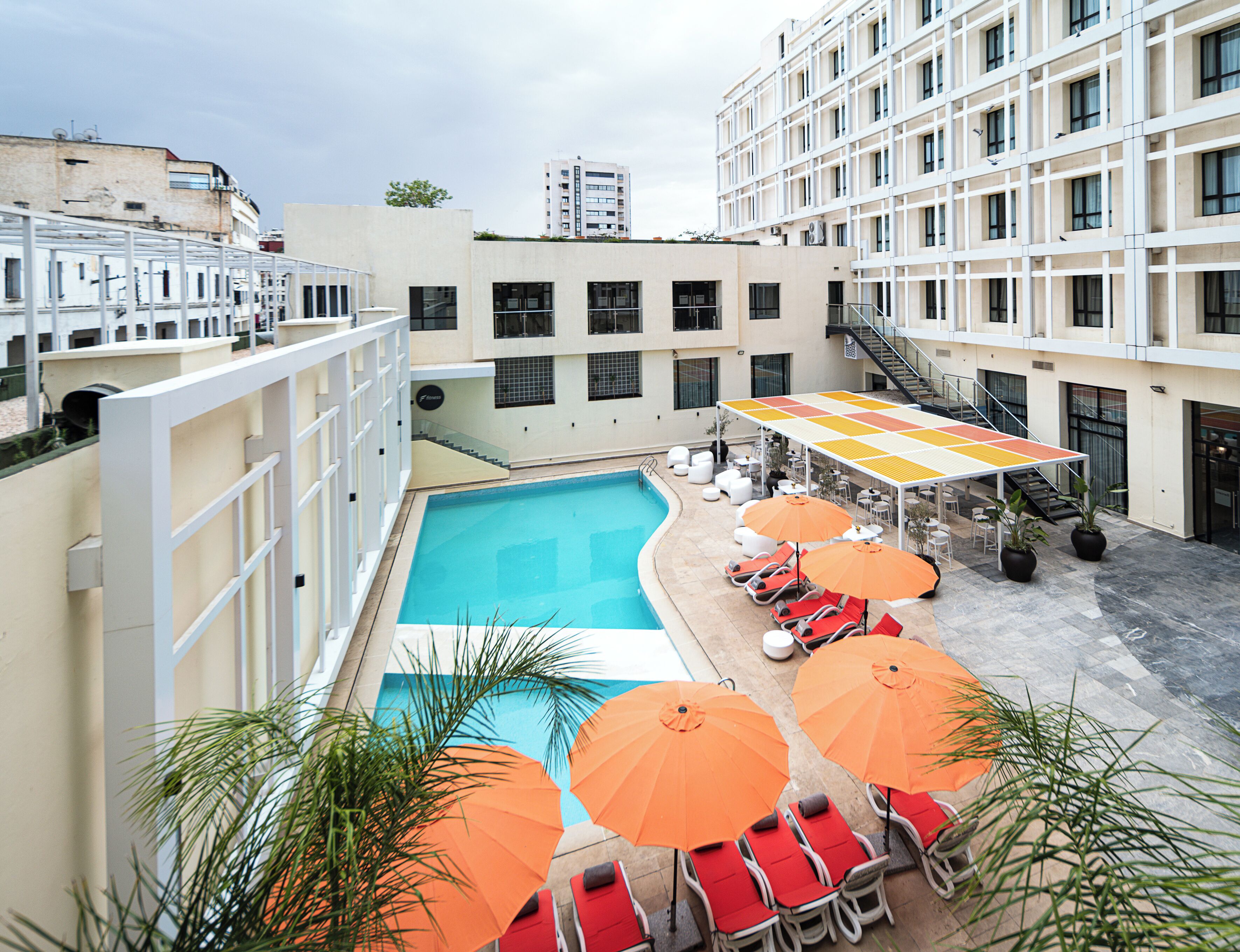 室外游泳池，池畔遮阳伞，日光浴躺椅