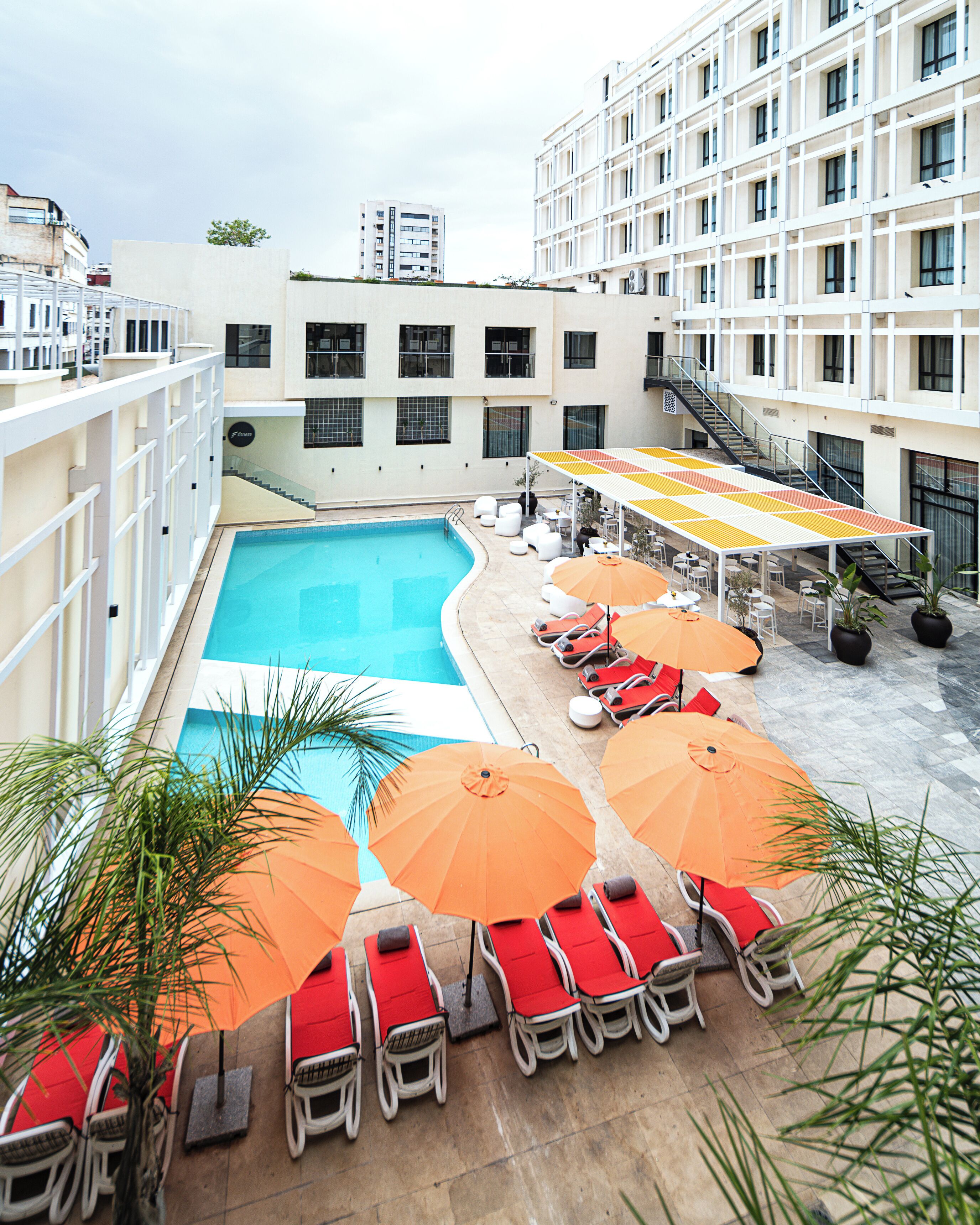 Piscine extérieure, parasols de plage, chaises longues