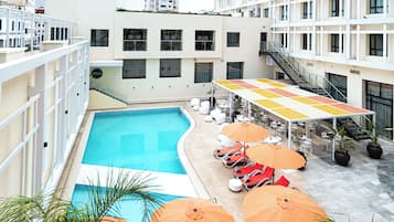 Piscine extérieure, parasols de plage, chaises longues