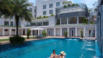 Una piscina al aire libre