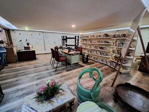 Library - Hotel Preethi Classic Towers (Ootacamund)